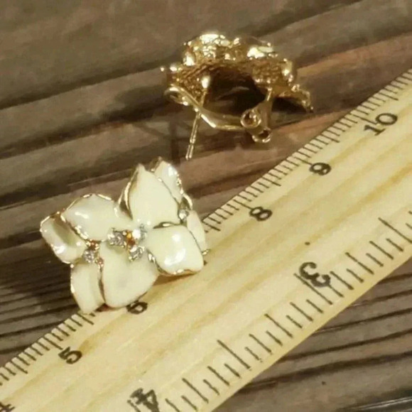 Winter White Glossy Enamel Tropical Flowers Austrian Crystal Gold Tone Earrings - Picture 8 of 8